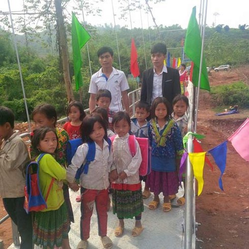 The people of Pung Luong burst into happiness when the Hang Tua Chu suspension bridge came into use